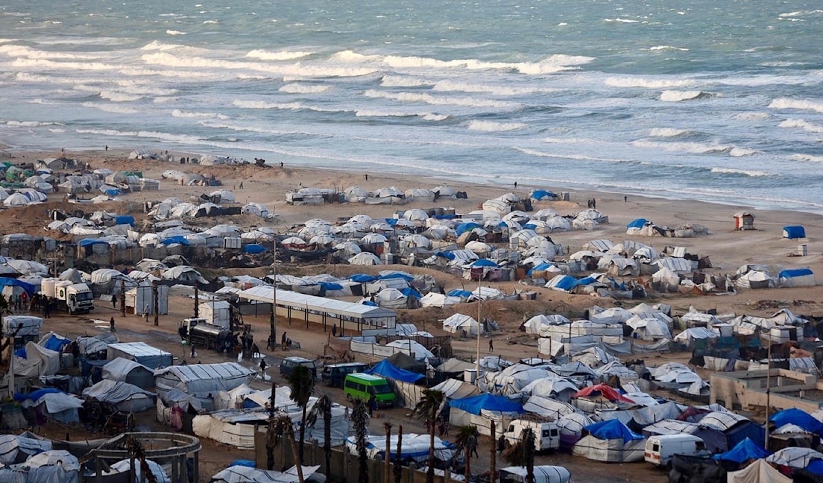 خيام على شاطئ غزة يقيم فيها آلاف النازحين الفلسطينيين في ظل المطر والبرد (أ ف ب)