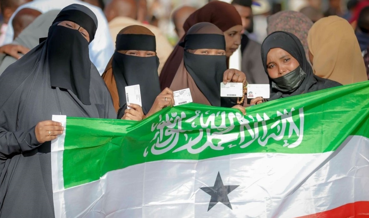 نسوة يحملن علم «أرض الصومال» (من الويب)