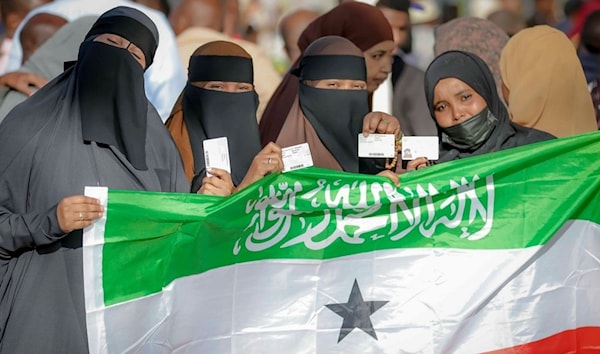 نسوة يحملن علم «أرض الصومال» (من الويب)