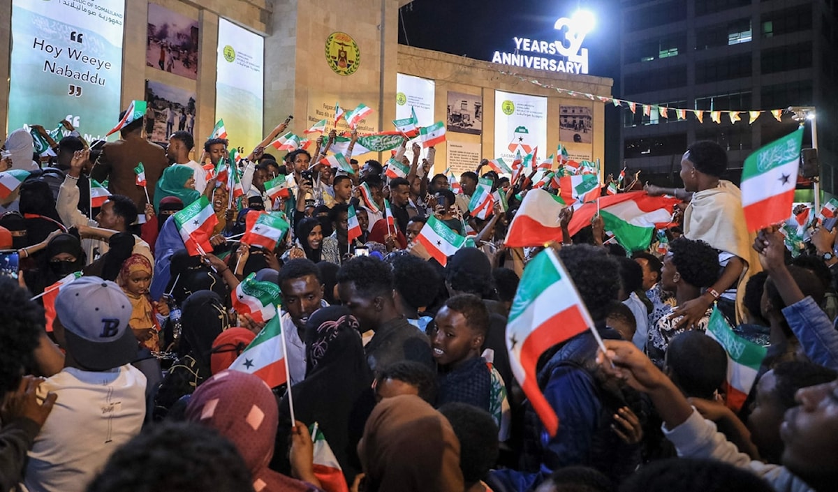 رفع العلم الانفصالي خلال تظاهرة في هرجيسة، عاصمة أرض الصومال (أ ف ب)