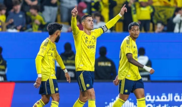 رفعَ رونالدو رصيدهُ إلى 12 هدفاً في صدارة ترتيب الهدّافين، مشاركةً مع زميله ومواطنهِ جواو فيليكس.