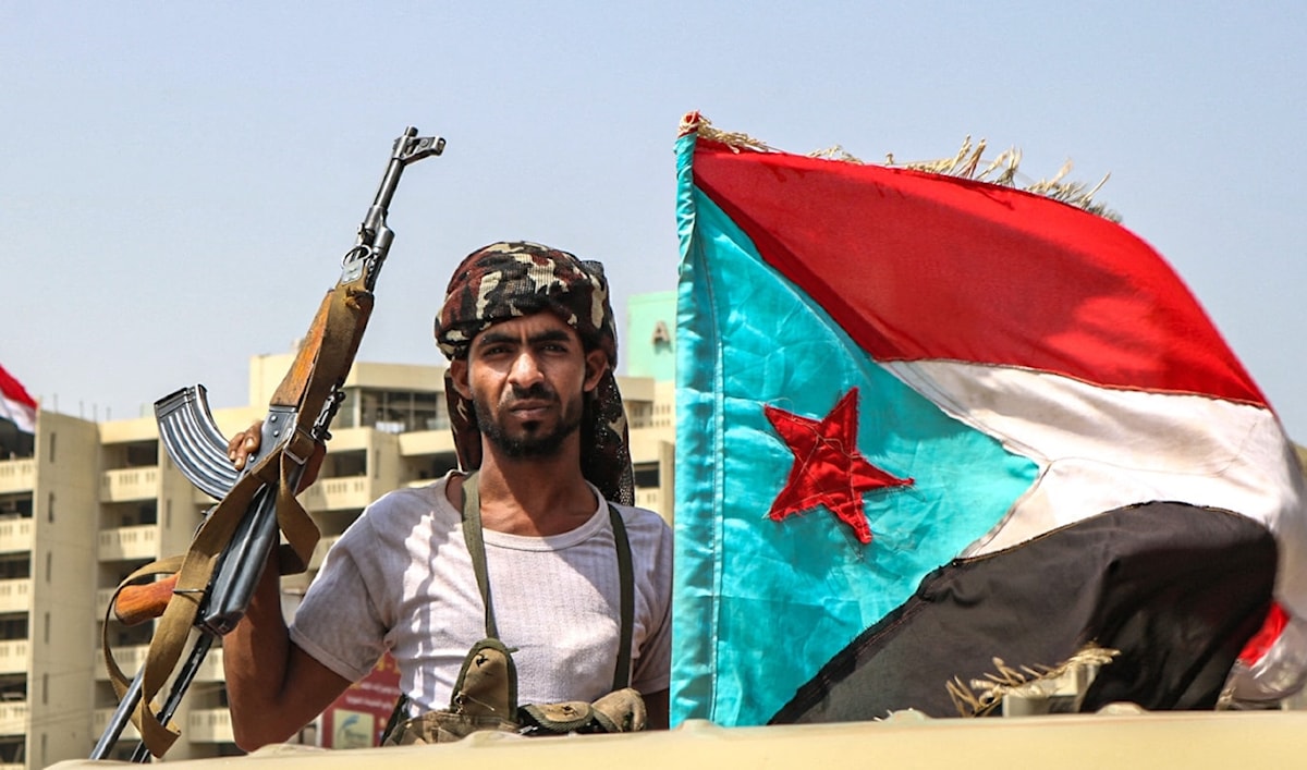 مقاتل من "الانتقالي" يحمل علماً انفصالياً في عدن (أ ف ب)