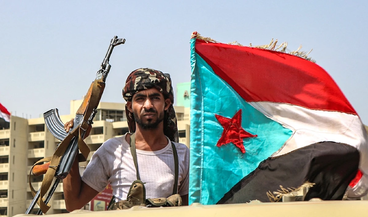 مقاتل من "الانتقالي" يحمل علماً انفصالياً في عدن (أ ف ب)