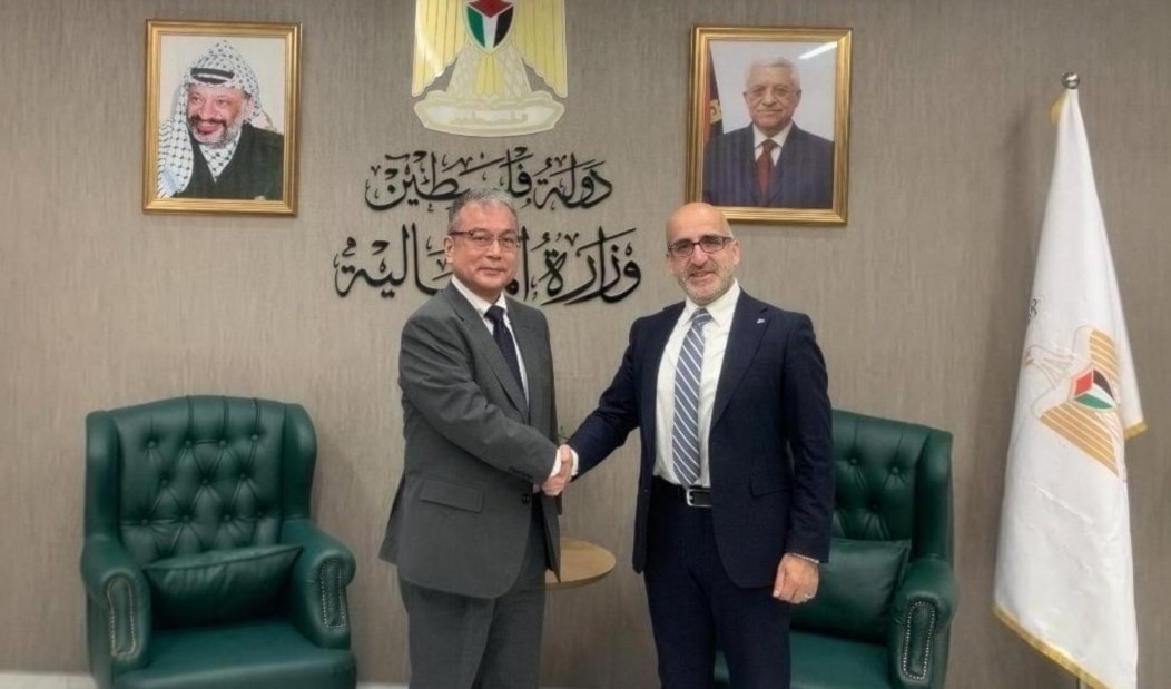 وزير المالية الفلسطيني مستقبلاً السفير الياباني (وفا)