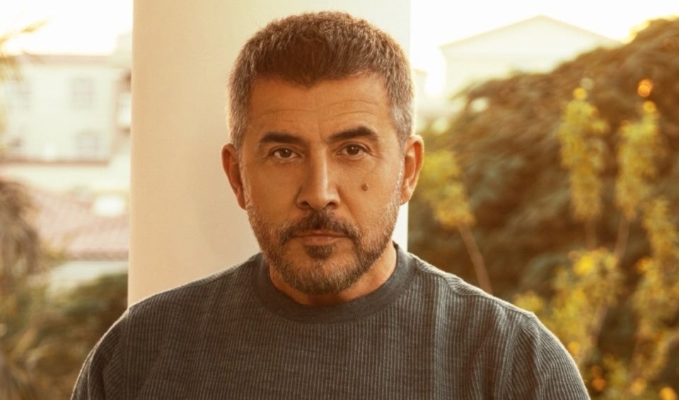 تدور أحداث «سعادة المجنون» حول جريمة غامضة مرتبطة بملف فساد كبير.