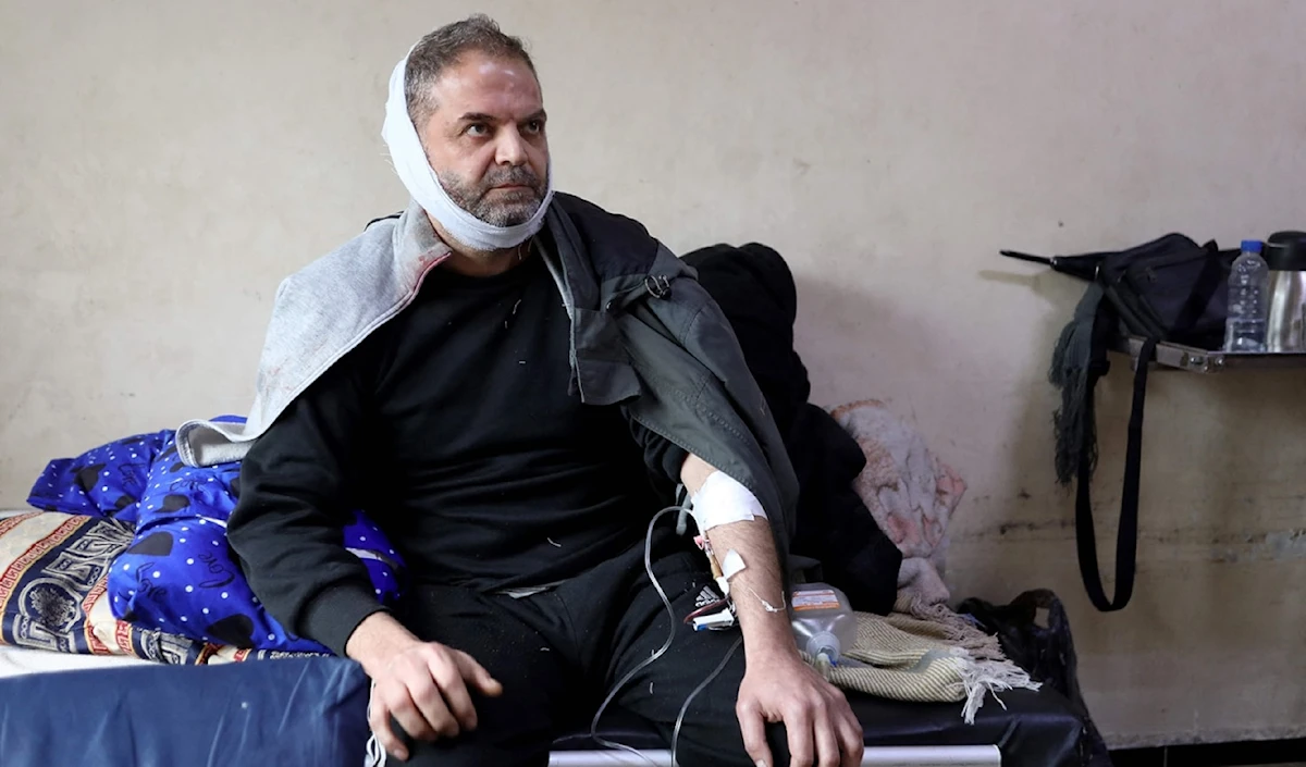 أحد جرحى تفجير مسجد الإمام علي في حمص (أ ف ب)