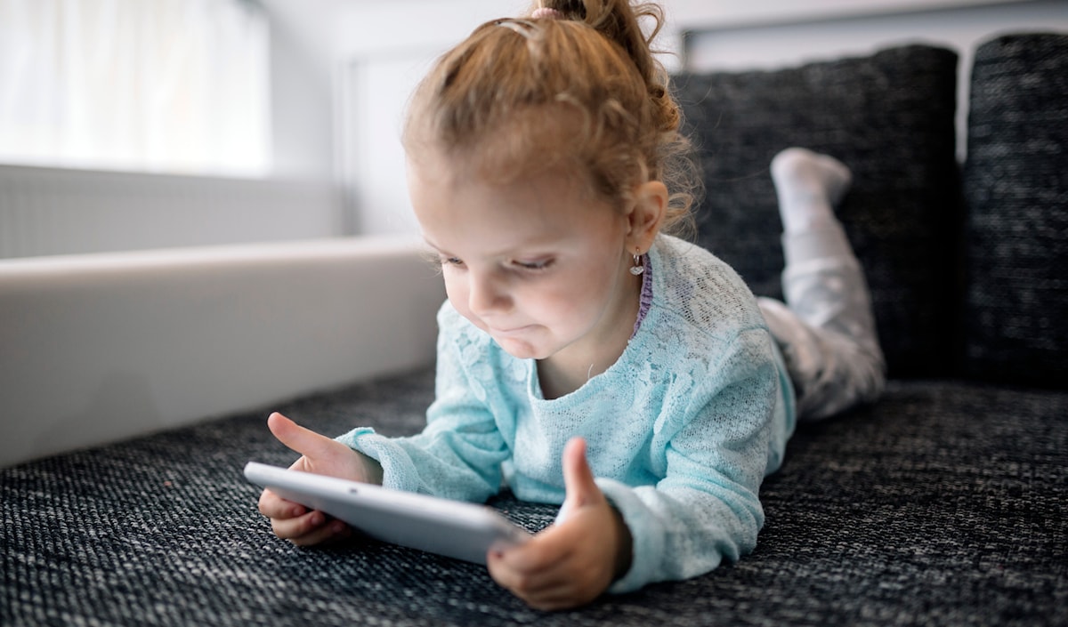 أطفال لا يجيدون القراءة يتعرّضون لخوارزميات مخصّصة للبالغين.