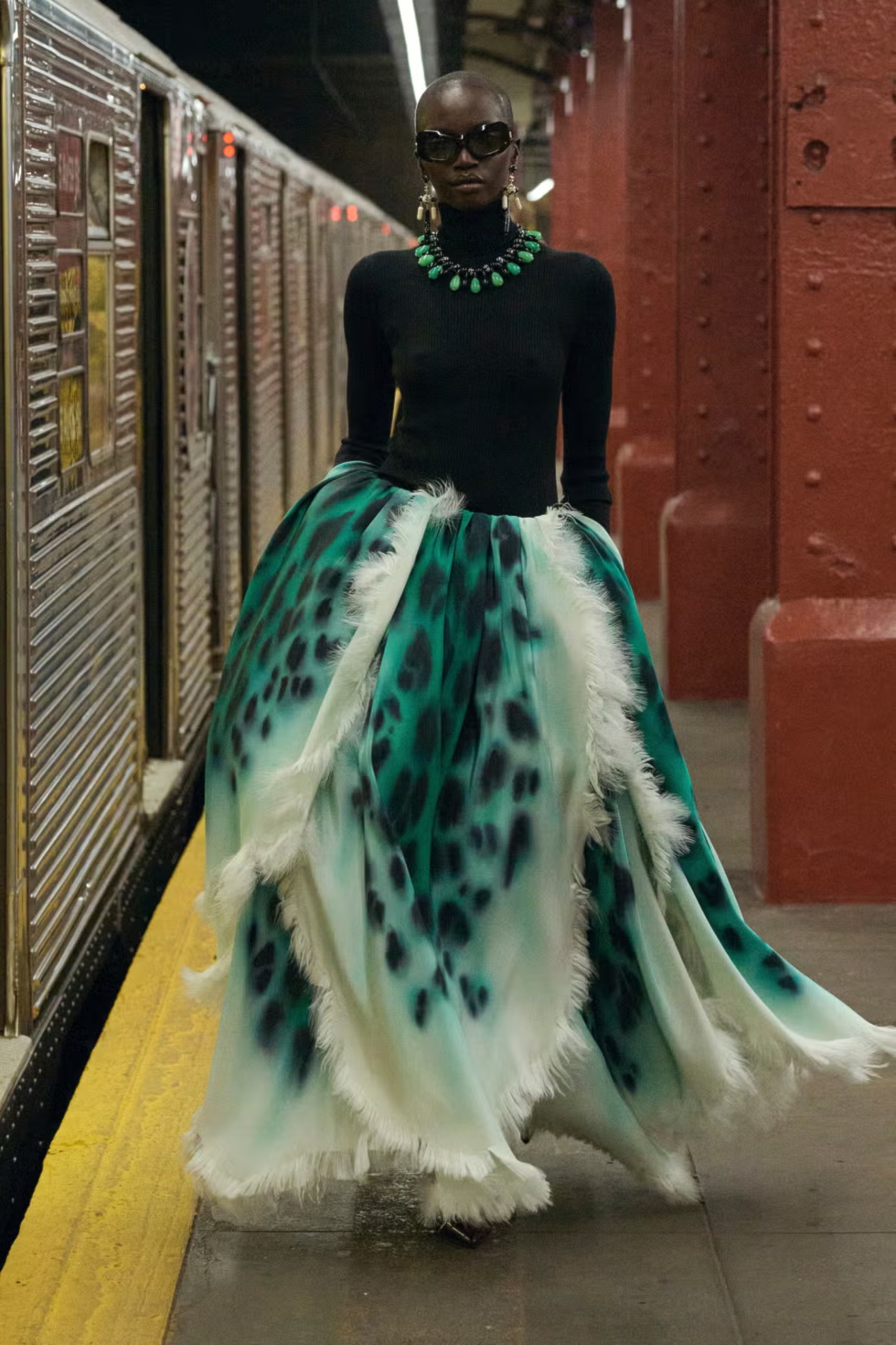 من عرض Métiers d’Art 2025 لدار «شانيل»