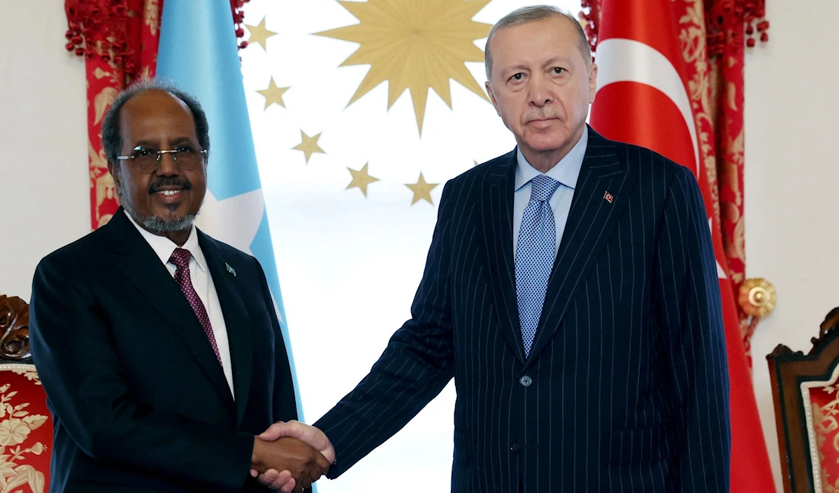 الرئيس التركي، رجب طيب إردوغان، مستقبلاً الرئيس الصومالي، حسن شيخ محمد، في إسطنبول، في تحدّ لإسرائيل (أ ف ب)