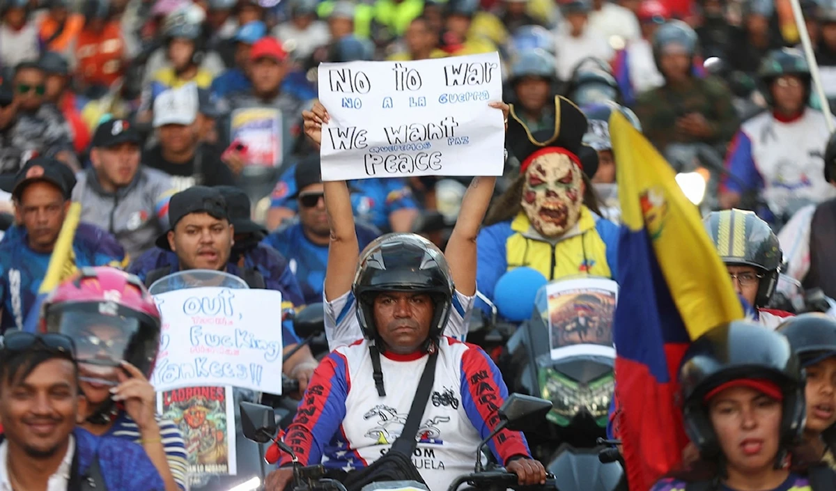 مؤيدون للرئيس مادورو يتظاهرون على الدراجات النارية ضد واشنطن في كاراكس (أ ف ب)