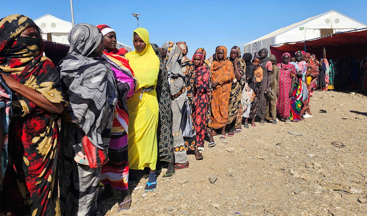 لاجئات سودانيات في أحد المخيمات في ولاية القضارف ينتظرن للحصول على مساعدات إنسانية (أ ف ب)