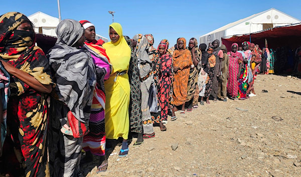 لاجئات سودانيات في أحد المخيمات في ولاية القضارف ينتظرن للحصول على مساعدات إنسانية (أ ف ب)