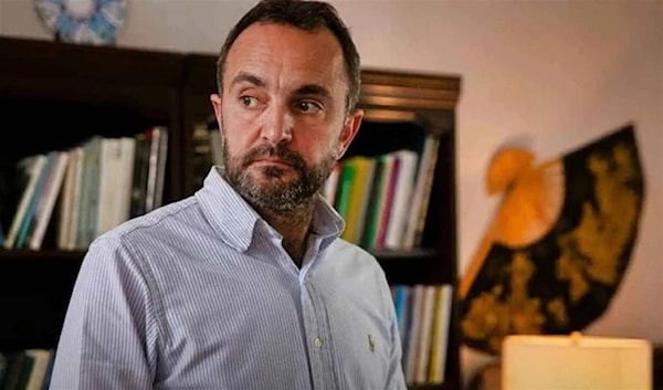 يقدّم العمل مرصداً للواقع السوري منذ سبعينيات القرن الماضي وصولاً إلى اندلاع «الثورة السورية».