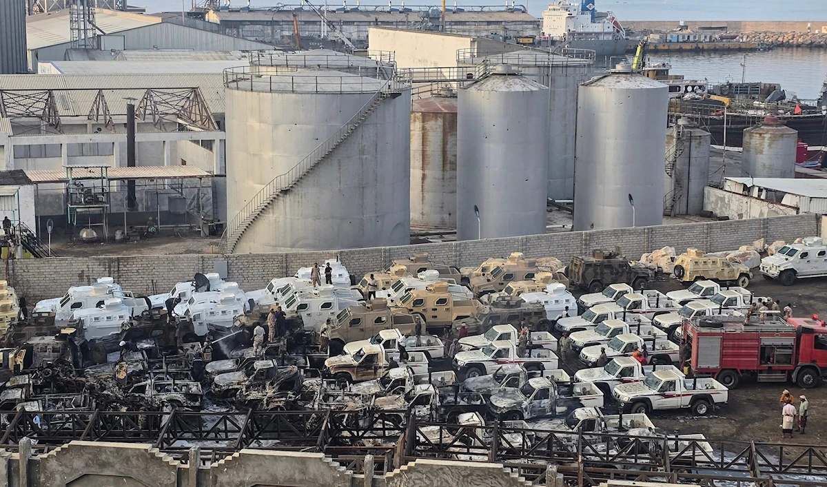 مشهد للدمار الذي أحدثته الغارات السعودية بشحنة السلاح الإماراتية في ميناء المكلا (أ ف ب)