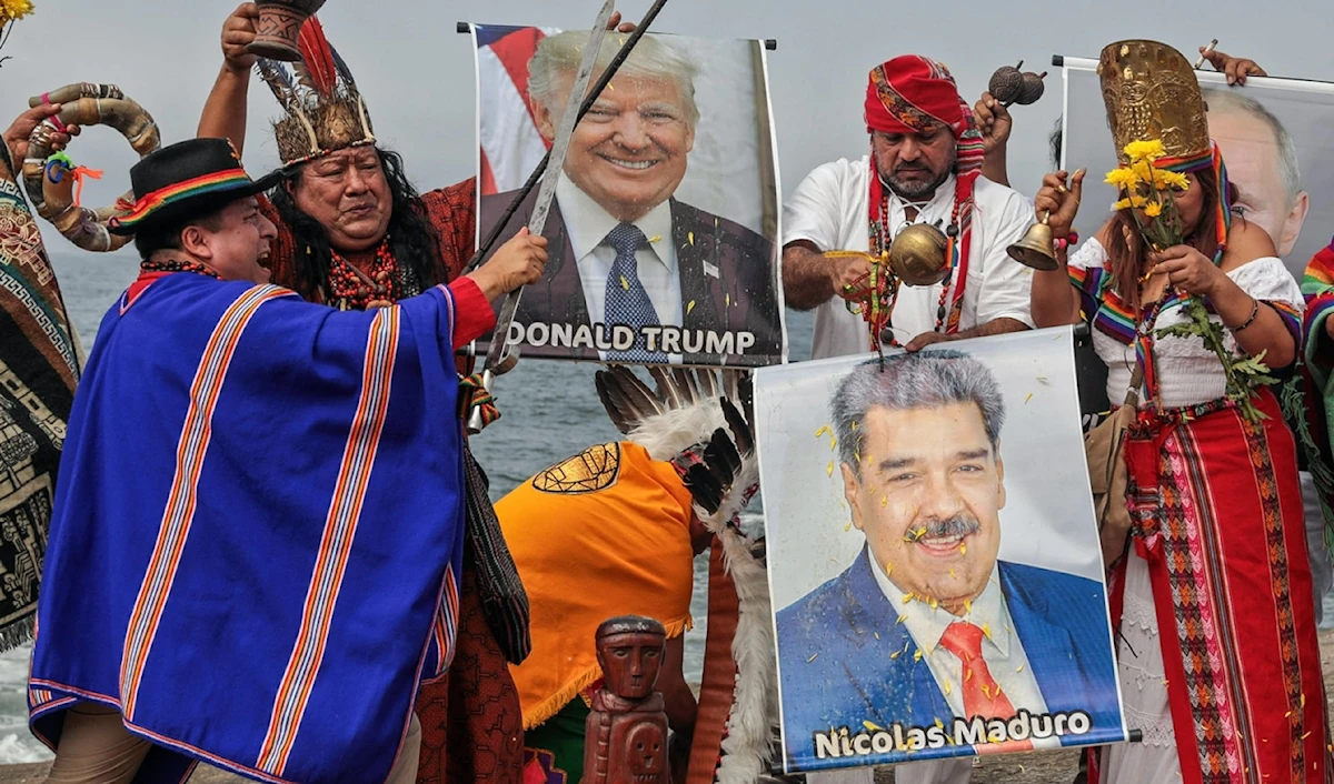 سكان أصليون يرفعون صورتين لترامب ومادورو أثناء ممارسة طقوس التوقّعات في نهاية السنة على أحد شواطئ ليما (أ ف ب)