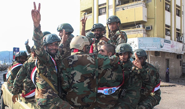 قوات تابعة لـ "المجلس الانتقالي الجنوبي" ترفع شارات النصر خلال استعراض في عدن (أ ف ب)