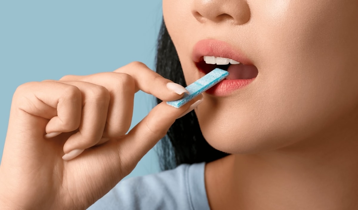 هل هناك من فوائد لمضغ العلكة؟