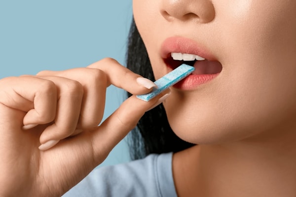 هل هناك من فوائد لمضغ العلكة؟