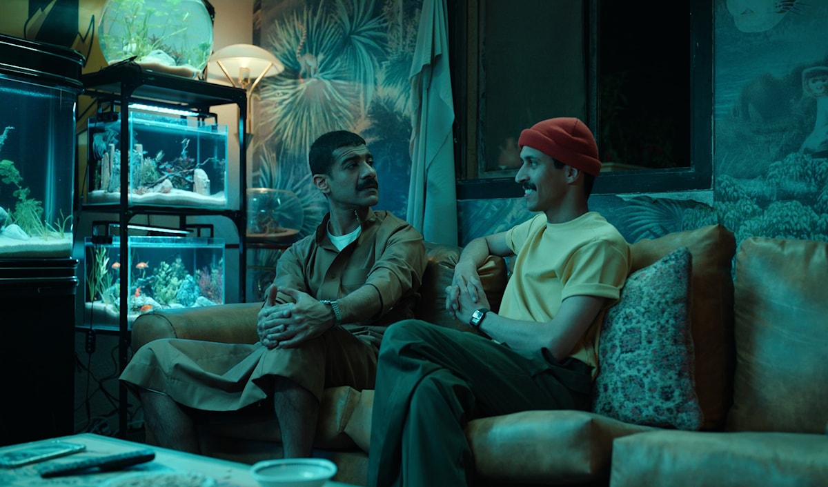 تدور الأحداث حول رجل يائس تحاصره الديون والإخفاقات.