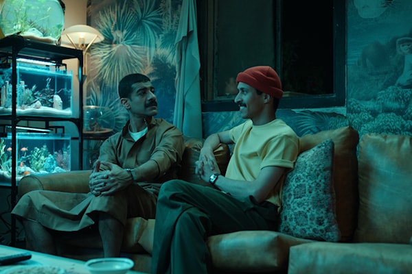 تدور الأحداث حول رجل يائس تحاصره الديون والإخفاقات.