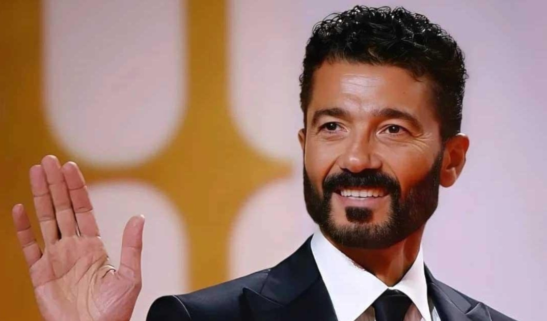 مدرّب يقود فريقاً نسائياً في رمضان 2026.