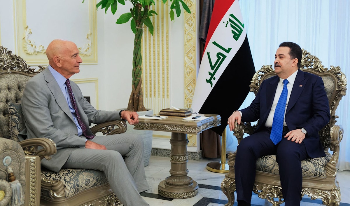 السوداني مجتمعاً مع الموفد الرئاسي الأميركي إلى سوريا والمكلّف بملف لبنان، توم براك، في بغداد (أ ف ب)