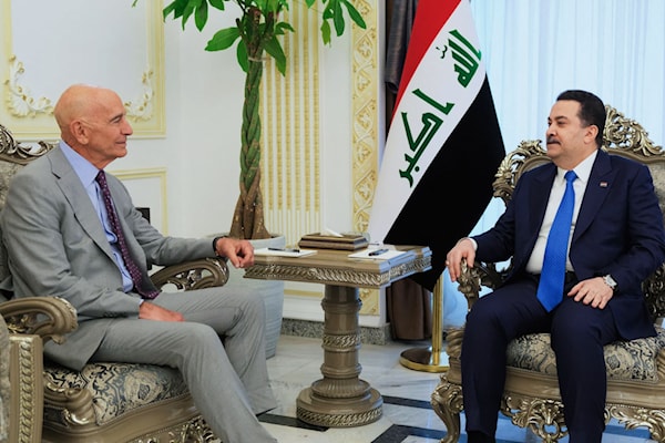 السوداني مجتمعاً مع الموفد الرئاسي الأميركي إلى سوريا والمكلّف بملف لبنان، توم براك، في بغداد (أ ف ب)