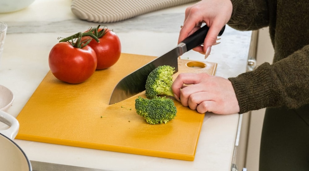 يمكن للمواد الكيميائية داخل البلاستيك أن تتحلل وتنتقل إلى الطعام عند تسخينه