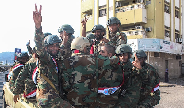 عناصر  تابعون لـ  «الانتقالي» يرفعون شارات النصر في عدن (أ ف ب)