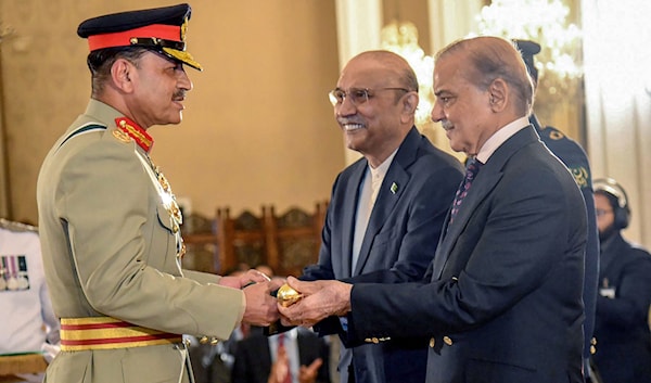 رئيس باكستان، آصف علي زرداري، ورئيس الوزراء، شهباز شريف، يكرّمان قائد الجيش، الجنرال سيد عاصم منير، في إسلام آباد (أ ف ب)