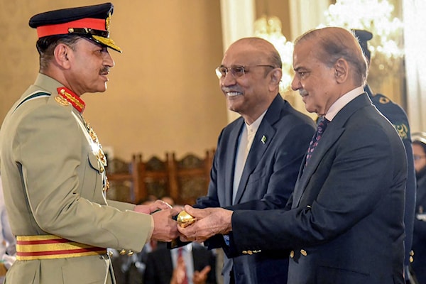 رئيس باكستان، آصف علي زرداري، ورئيس الوزراء، شهباز شريف، يكرّمان قائد الجيش، الجنرال سيد عاصم منير، في إسلام آباد (أ ف ب)