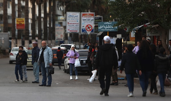 دفع تفاقم الضيق المعيشي، كثيرين، إلى بيع مقتنياتهم الشخصية (أ ف ب)