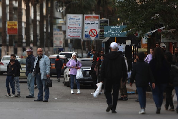 دفع تفاقم الضيق المعيشي، كثيرين، إلى بيع مقتنياتهم الشخصية (أ ف ب)