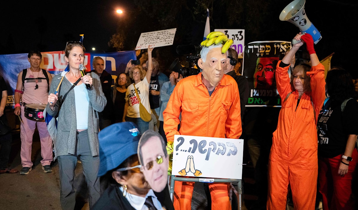 محتجون على طلب نتنياهو العفو، أمام منزل هيرتسوغ، في تل أبيب (أ ف ب)