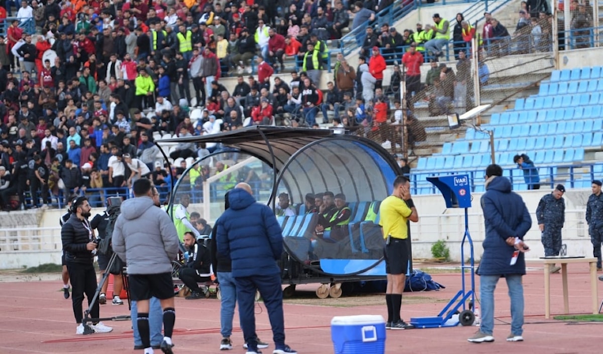 الحكم محمد عيسى لدى مراجعته الحالةَ على شاشة الـVAR (طلال سلمان)