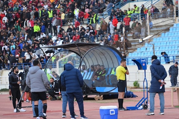 الحكم محمد عيسى لدى مراجعته الحالةَ على شاشة الـVAR (طلال سلمان)