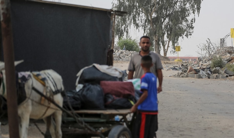 قال موقع «واينت» إن أحد الطروحات الأميركية يقضي بانتشار القوة الدولية على الجانب الإسرائيلي من «الخط الأصفر» (أف ب)