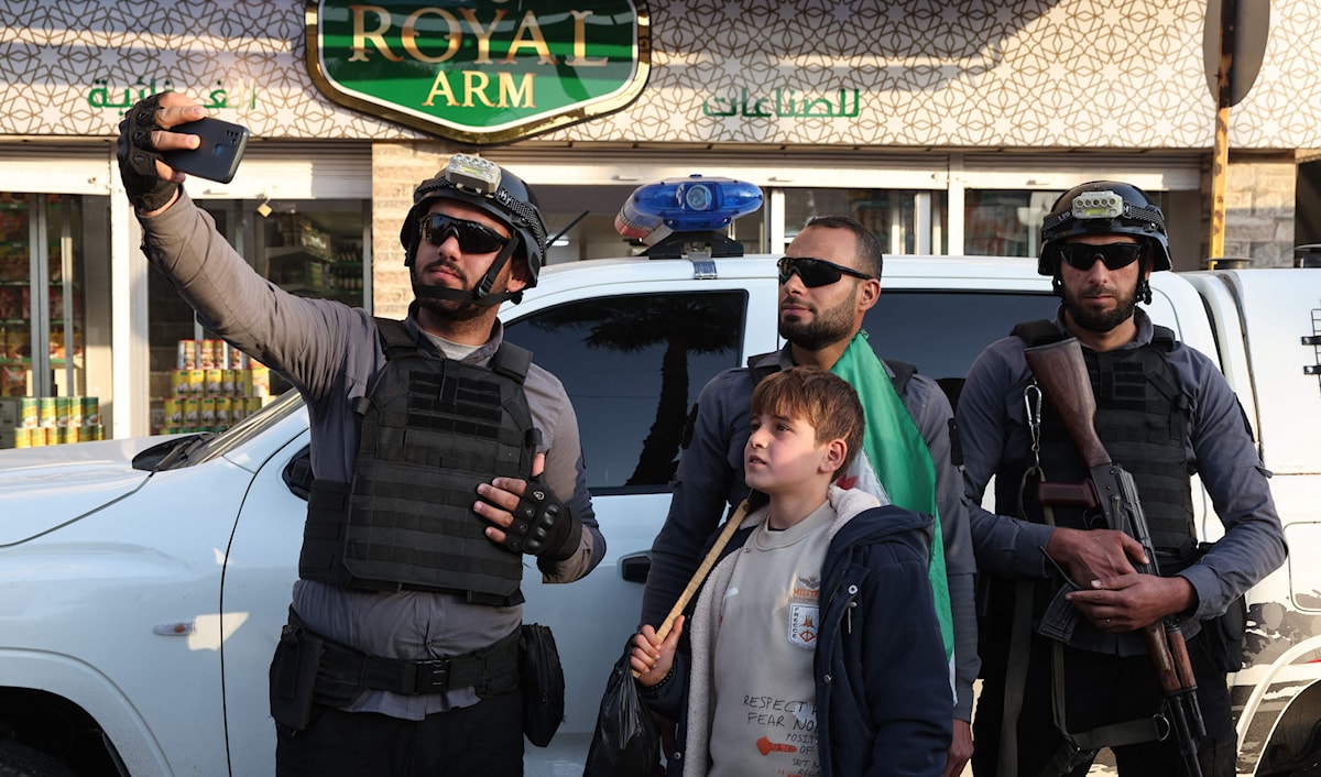 لعلّ انشغال السلطات الانتقالية بمشاريع «الهوّية البصَرية»، وآخرها الحديث عن هوّية بصَرية لكل محافظة، يختصر العقلية التي تدير البلاد اليوم (أ ف ب)