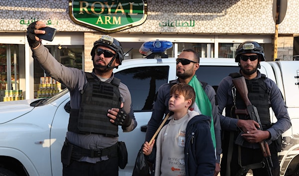 لعلّ انشغال السلطات الانتقالية بمشاريع «الهوّية البصَرية»، وآخرها الحديث عن هوّية بصَرية لكل محافظة، يختصر العقلية التي تدير البلاد اليوم (أ ف ب)