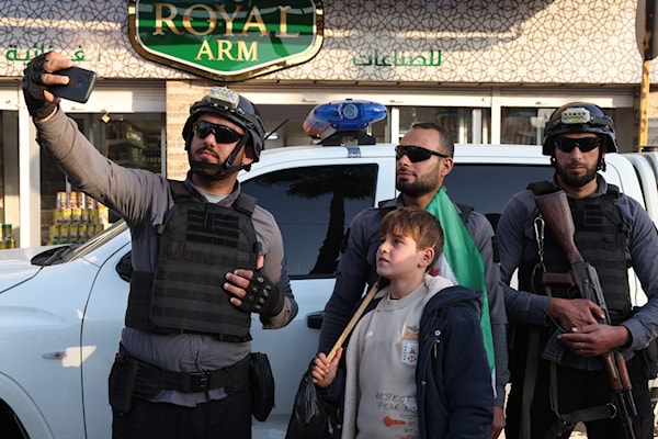 لعلّ انشغال السلطات الانتقالية بمشاريع «الهوّية البصَرية»، وآخرها الحديث عن هوّية بصَرية لكل محافظة، يختصر العقلية التي تدير البلاد اليوم (أ ف ب)