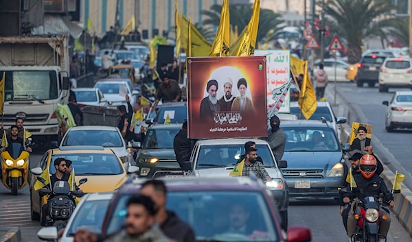 مسيرة سيّارة في بغداد ضد قرار إدراج "حزب الله" والحوثيين على قائمة الإرهاب رغم التراجع عنه (أ ف ب)