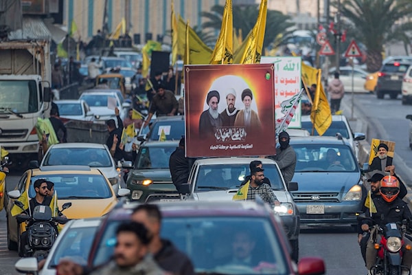مسيرة سيّارة في بغداد ضد قرار إدراج "حزب الله" والحوثيين على قائمة الإرهاب رغم التراجع عنه (أ ف ب)