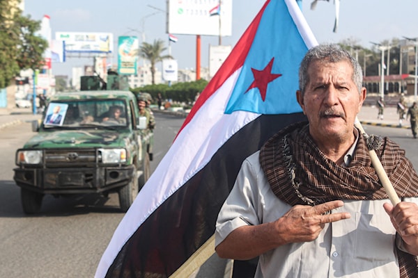 يمني يحمل علم الانفصال في عدن (أ ف ب)