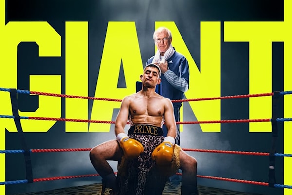 يُفتتح العمل بلقطة تعود إلى عام 1997.