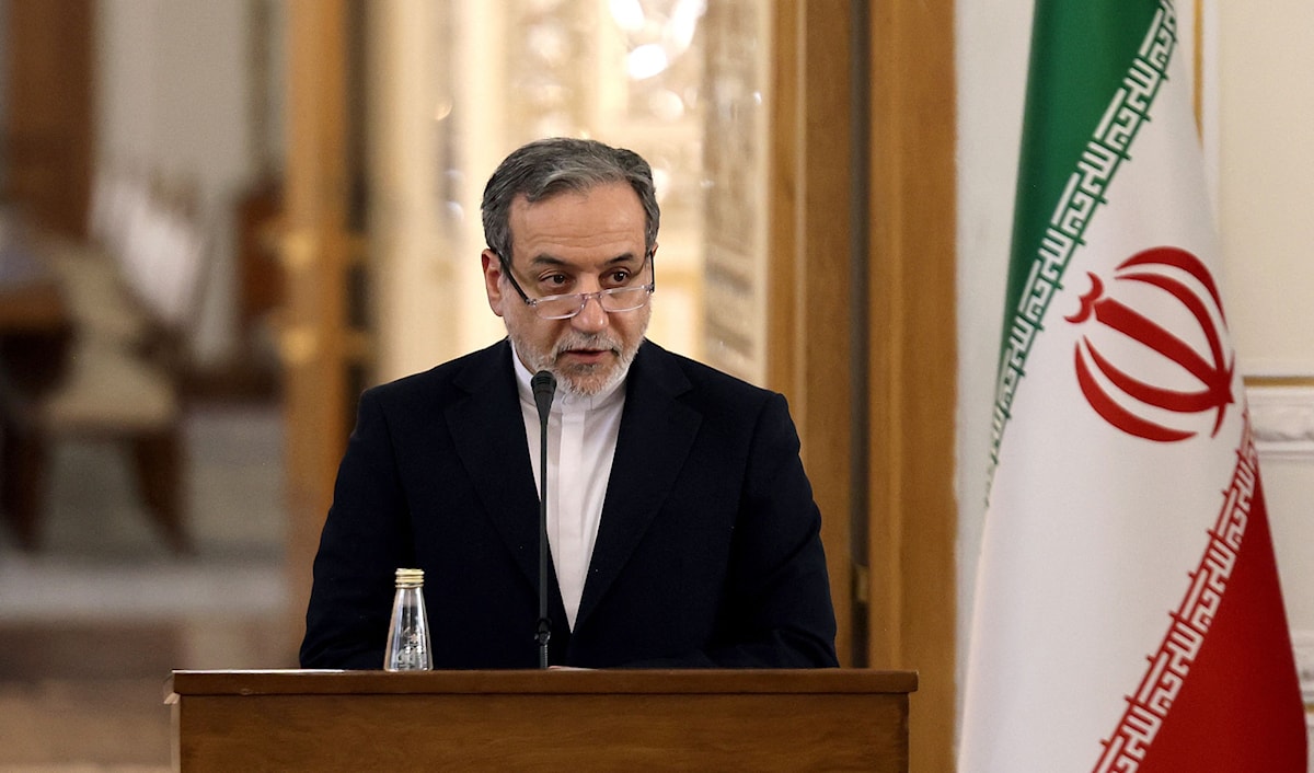 أوضح عراقجي أنه لا يوجد بروتوكول يحدّد كيفية تفتيش منشأة تعرّضت للقصف (أ ف ب)