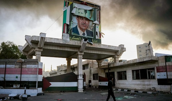 بدا الأمر أقرب إلى انسحاب متوافَق عليه بين رفاق السلاح، بعدما تُرك الضباط والجنود من دون توجيه (أ ف ب)