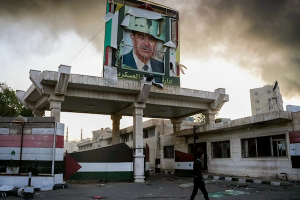 بدا الأمر أقرب إلى انسحاب متوافَق عليه بين رفاق السلاح، بعدما تُرك الضباط والجنود من دون توجيه (أ ف ب)