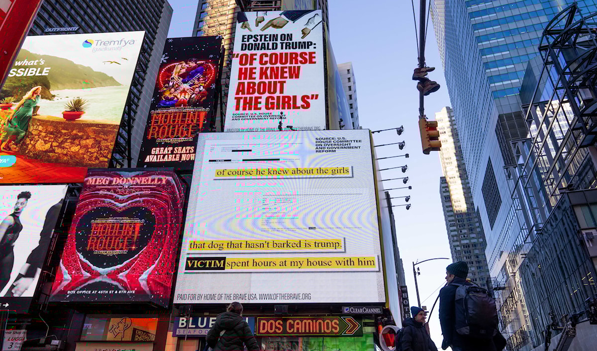 كان إبستين يعرف إلى أين يلجأ: «نخبة مُتمرّسة في تجاهُل الألم»، وفق ما يصفها به آنند جيريداراداس (أ ف ب)