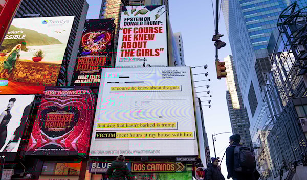 كان إبستين يعرف إلى أين يلجأ: «نخبة مُتمرّسة في تجاهُل الألم»، وفق ما يصفها به آنند جيريداراداس (أ ف ب)