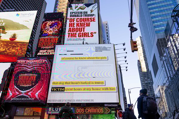 كان إبستين يعرف إلى أين يلجأ: «نخبة مُتمرّسة في تجاهُل الألم»، وفق ما يصفها به آنند جيريداراداس (أ ف ب)